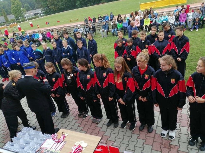 Młodzieżowe Drużyny Pożarnicze z powiatu włoszczowskiego rywalizowała w zawodach sportowo-pożarniczych (ZDJĘCIA)