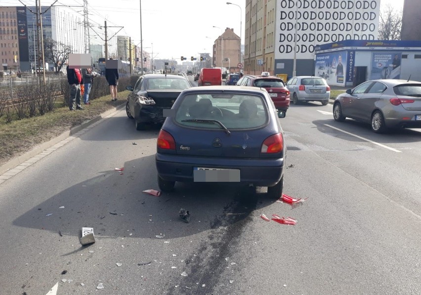 Groźny wypadek na Legnickiej. Kierowca kompletnie pijany [ZDJĘCIA]