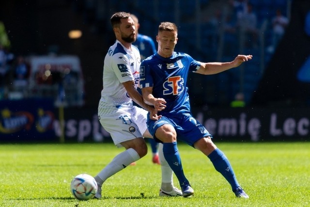 Przy golu na 2:0 napastnik Stali instynktownie przepuścił piłkę między nogami. To sprawiło, że Domański miał świetną pozycję do strzału.