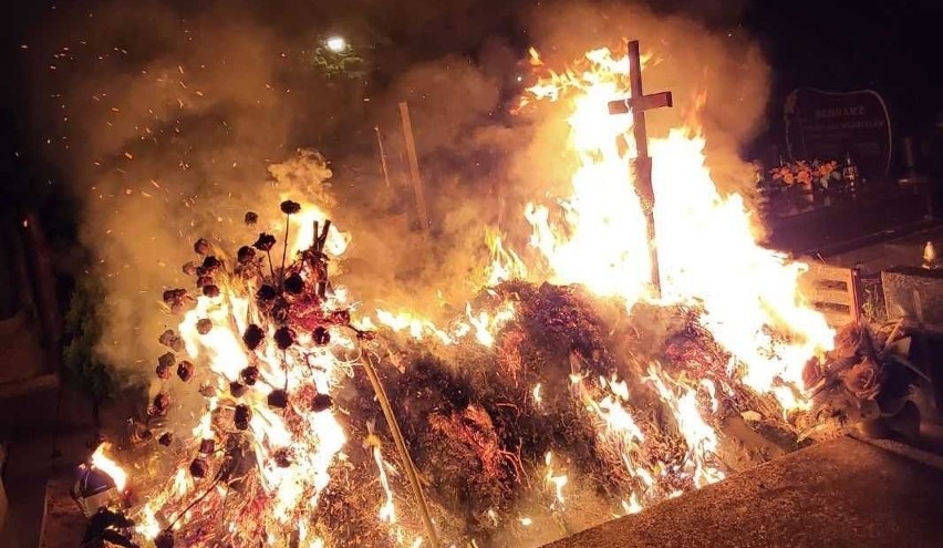 Grób płonął jak pochodnia. Ktoś celowo musiał go podpalić....