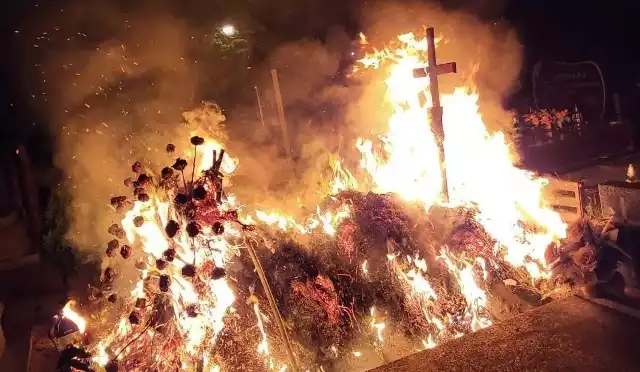 Grób płonął jak pochodnia. Ktoś celowo musiał go podpalić. Spłonęły wieńce, krzyż, obramowanie i portret zmarłego