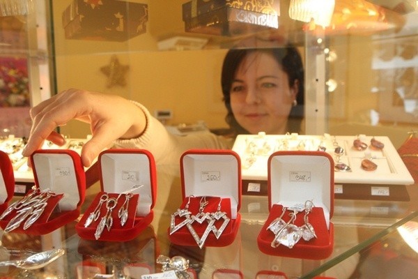 W sklepie z biżuterią przy ul. Starzyńskiego srebrne kolczyki można kupić już od 11 złotych.