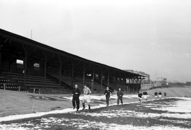 Luty 1938 r. Piłkarze Cracovii podczas biegu na stadionie