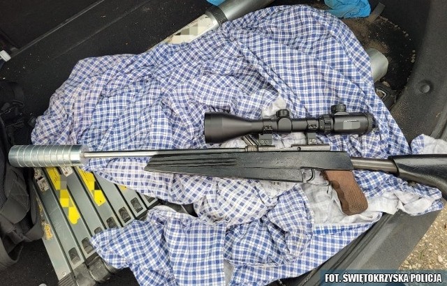 Broń znaleziona podczas przeszukania u mieszkańca gminy Moskorzew
