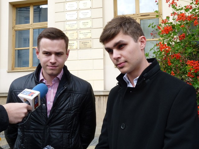 Michał Kabaciński i Dawid Wyszyński podczas konferencji prasowej Ruchu Młodych przed lubelskim ratuszem
