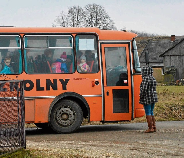 Szkolny autobus zawraca na Kaczych Dołach