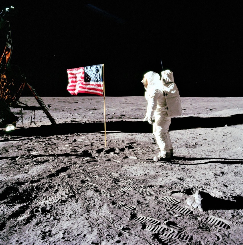 Neil Armstrong po ustawieniu flagi USA