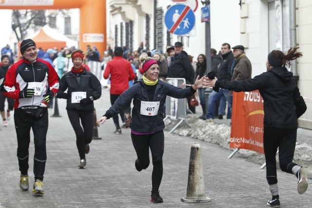 Rok temu półmaraton odbył się w raczej "zimowych okolicznościach przyrody&#8221;. W niedzielę ma być inaczej, słonecznie i ciepło.