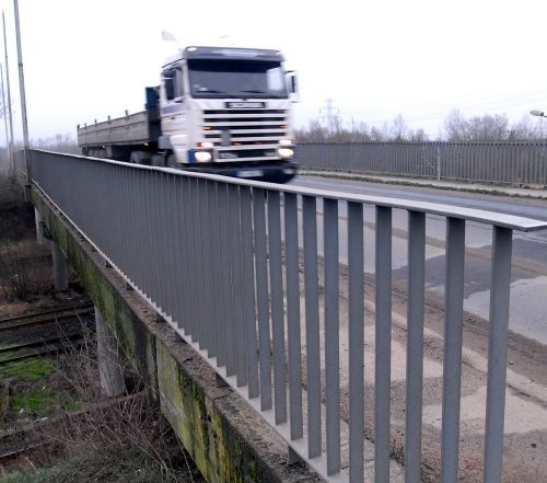 Większy ruch tirów mieszkańcy Polic odczują już w najbliższych dniach - przed wiaduktami staną tabliczki ograniczające masę całkowitą pojazdów do 30 ton i prędkość do 20 km/h. A z zakładów w sezonie w ciągu doby wyjeżdża około 170 tirów.