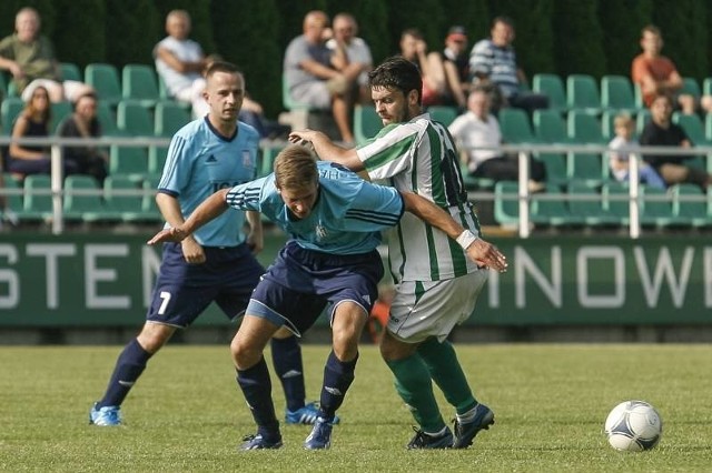 Piłkarze Izolatora (biało-zielone stroje) przegrali u siebie z Hetmanem Żółkiewka.