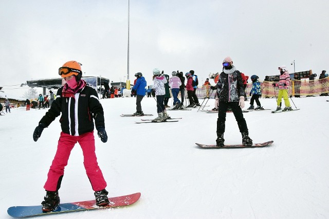 Wyciągi narciarskie w Beskidach są oblegane. To pierwszy weekend, gdy moga być otwarte z zachowaniem obostrzeń pandemicznych.Zobacz kolejne zdjęcia. Przesuwaj zdjęcia w prawo - naciśnij strzałkę lub przycisk NASTĘPNE