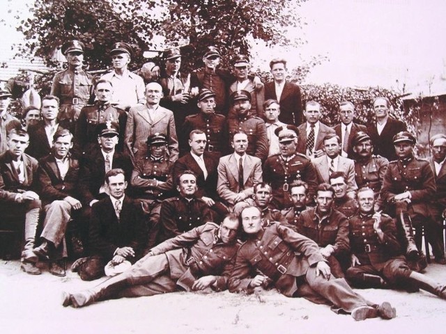 Członkowie Związku Rezerwistów w lipcu 1939 roku. Los, podobnie jak nazwiska wielu z tych osób, jest nieznany.