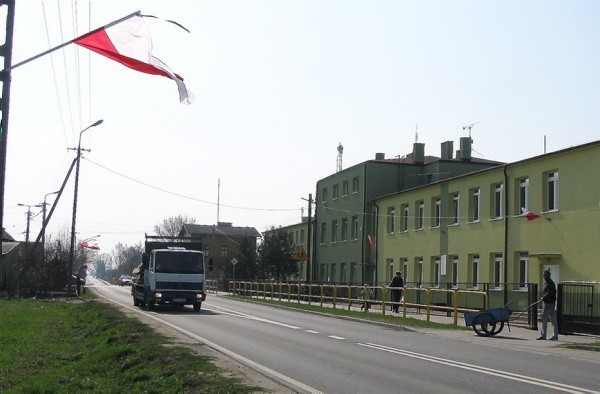 W gminie Łubianka zawisło ponad sto flag, m.in.  przy głównej trasie przelotowej.