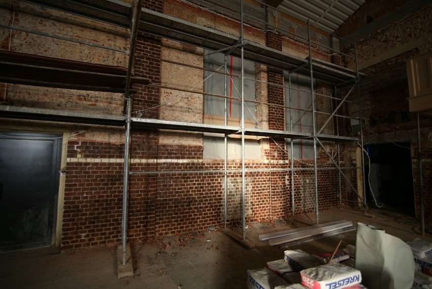 Piekary Śląskie: Znaleziono cegły zdobnicze w budynku sali gimnastycznej [ZDJĘCIA]