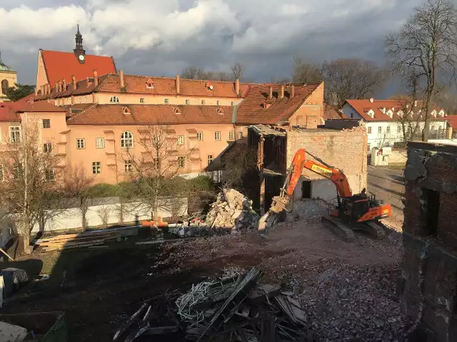 Rozbiórka „szkoły” dobiega końca. W tym miejscu będzie muzeum