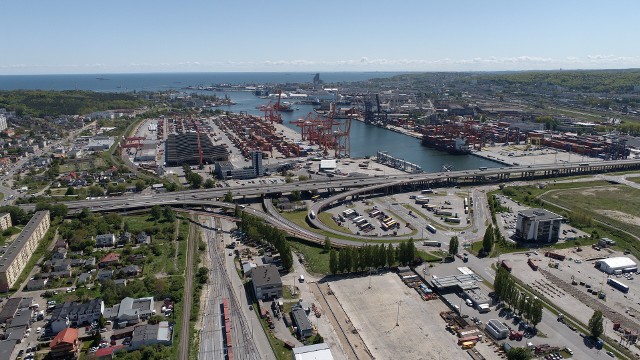 Połączone firmy obsługują transport morskimi szlakami wiodącymi  m.in. do Gdyni