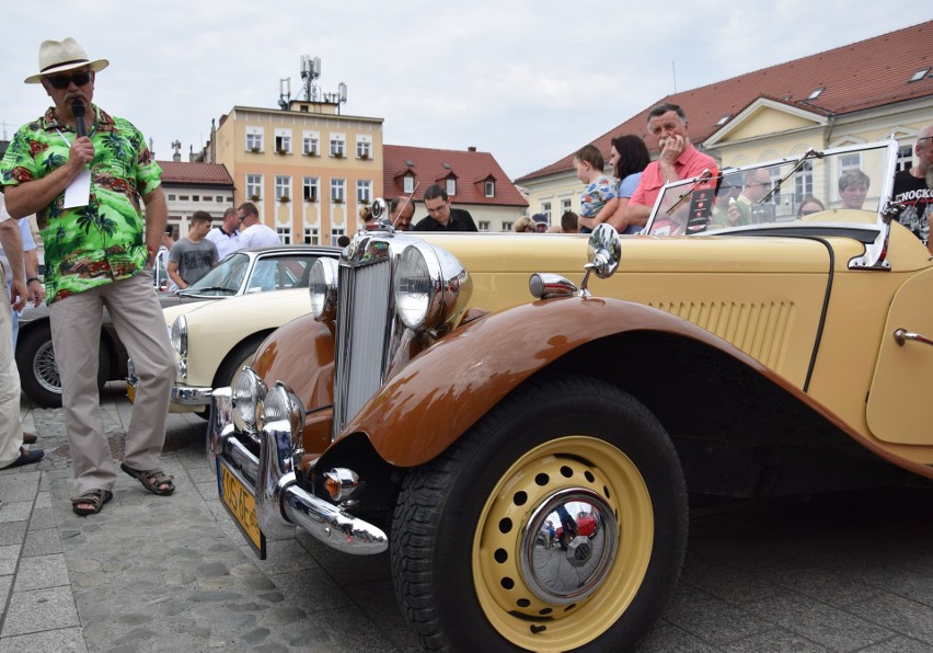 Perełki motoryzacji na oświęcimskim rynku - trudno było oderwać wzrok od zabytkowych samochodów [ZDJĘCIA]