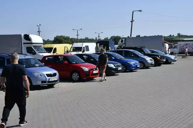 Chcesz kupić samochód? Dobrze trafiłeś! W sobotę, 19 czerwca sprawdziliśmy, jakie auta i w jakich cenach oferowane są na giełdzie w Sandomierzu.Zobacz zdjęcia i oferty na kolejnych slajdach. Może coś wpadnie Ci w oko.