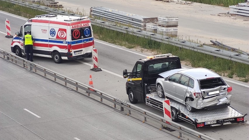 Wypadek z udziałem karetki i dwóch aut na A1 koło Piotrkowa Trybunalskiego. Trzy osoby trafiły do szpitala!