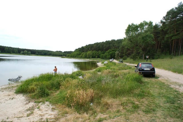 Jezioro na obrzeżach Puszczy Bydgoskiej, w pobliżu Suchatówki.