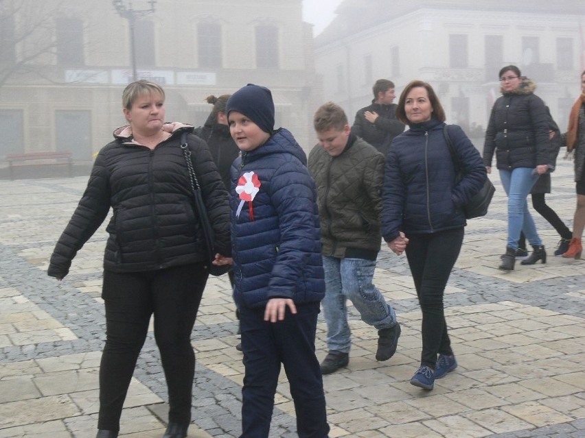 "Rekord dla Niepodległej". Ponad 350 osób zaśpiewało na sandomierskim Rynku hymn Polski (DUŻO ZDJĘĆ)