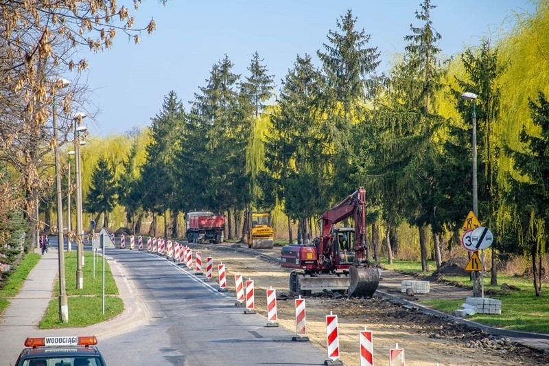 Nowy Sącz. Na Bulwarze Narwiku ruch wahadłowy. Trwa przebudowa drogi [ZDJĘCIA]