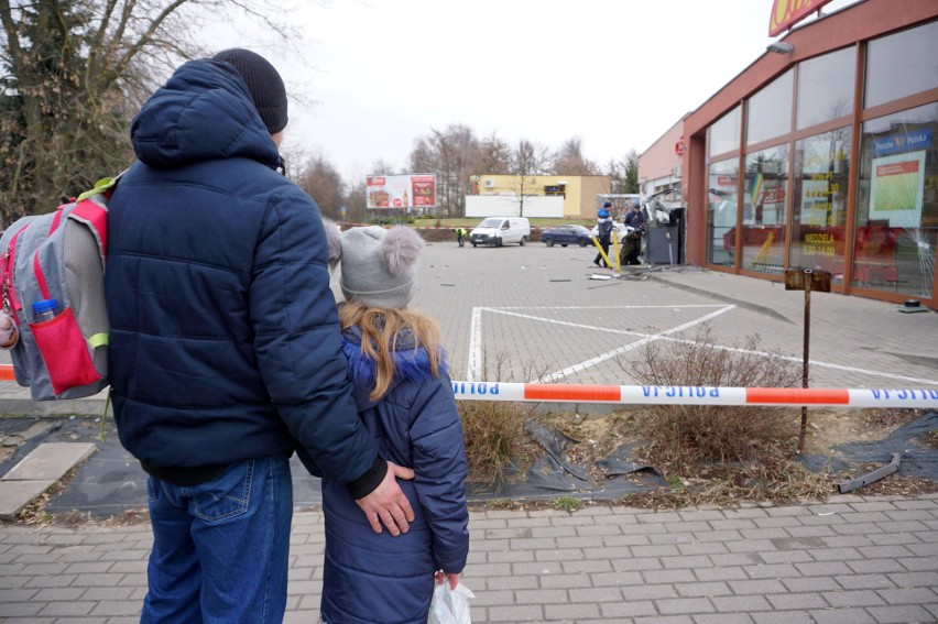 Wysadzili w powietrze bankomat przy ul. Roztocze w Lublinie. Zobacz zdjęcia