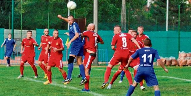 Piłkarze Bocheńskiego (w niebieskich strojach) rozpoczęli rozgrywki dwoma zwycięstwami