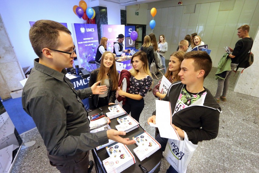 Salon Maturzystów w Lublinie. Jak przygotować się do matury i jakie wybrać studia? Prezentuje się tu ponad 20 uczelni (ZDJĘCIA, WIDEO)