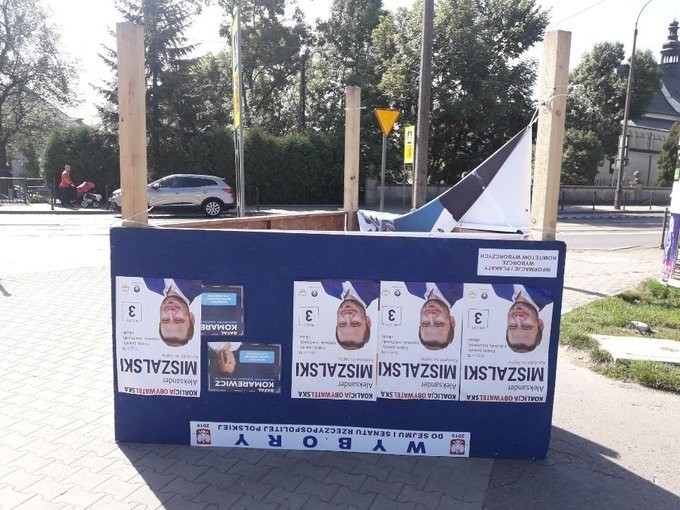 Przewrócony stojak z plakatami kandydata KO, Kraków.