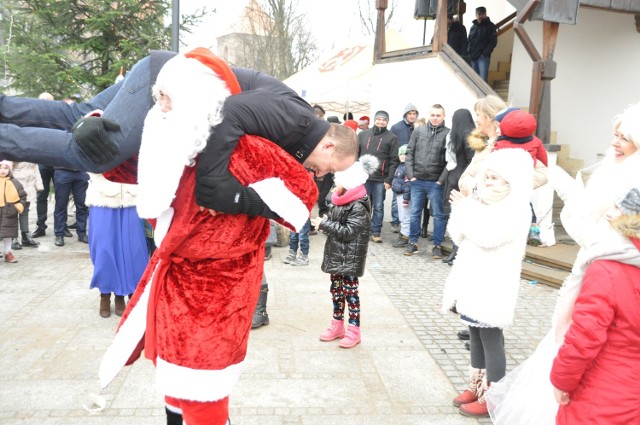 Święty Mikołaj wykazał się dużą krzepą, podnosząc w trakcie zabawy... Dariusza Mamlę, sołtysa Ciechostowic.