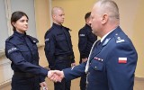 Nowi policjanci w tarnobrzeskiej komendzie. Złożyli ślubowanie i otrzymali legitymacje służbowe. Zobaczcie zdjęcia