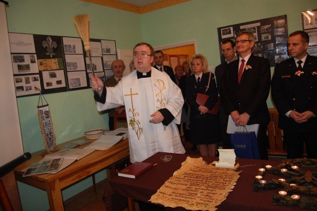 Do tej pory harcerze  nie mieli w Nakle swojego miejsca. Spotykali się, gdzie to możliwe, ostatnio najczęściej korzystali z gościny Muzeum Ziemi Krajeńskiej.  Ale to się właśnie zmieniło.Na zdjęciu ks. Robert Lewandowski, który poświęcił pomieszczenia