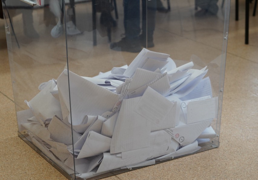 PKW wykluczyła dwóch członków komisji wyborczej w Tczewie za...