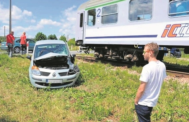 Zdarzenie z czerwca ubiegłego roku, kiedy renault wjechało na przejeździe kolejowym w pospieszny pociąg pasażerski