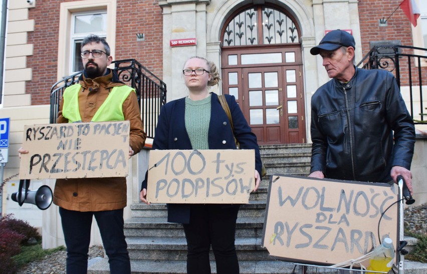 Uprawiał marihuanę, żeby się leczyć. Grozi mu kara więzienia. Przed sądem w Krośnie odbyła się manifestacja w jego obronie [ZDJĘCIA]