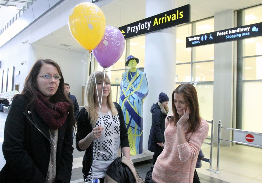 Lotnisko Lublinek. Emigranci wracają do swoich rodzin na święta [ZDJĘCIA]