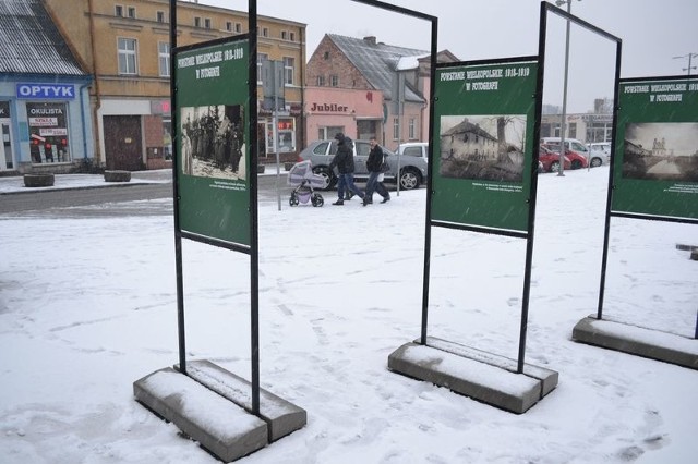 Na szubińskim rynku prezentowana jest od kilku dni rocznicowa wystawa