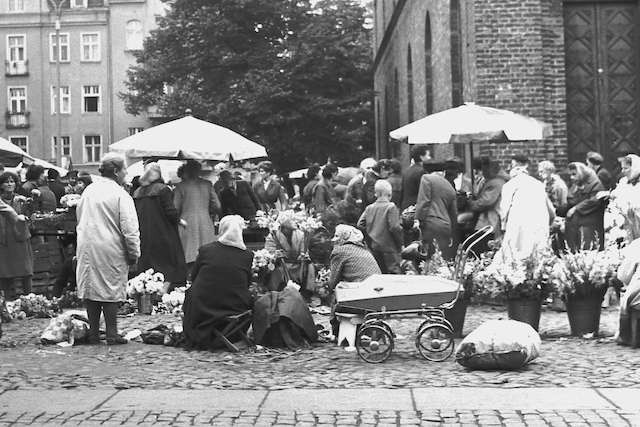 Handel na Rynku Nowomiejskim w Toruniu kwitł podczas dni targowych jeszcze w latach 60. ubiegłego wieku. Ponad sto lat temu, dla zachowania porządku, władze miasta wyznaczyły tu nawet specjalne sektory dla handlujących