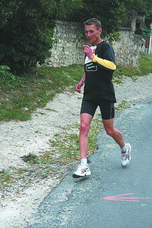 W sierpniu Darek Strychalski biegnie do Aten. &#8211; Dla mnie to wyzwanie. Lubię podnosić sobie poprzeczkę &#8211; mówi. Niedawno ten niepełnosprawny sportowiec z  Łap uczestniczył w maratonie wokół węgierskiego jeziora Balaton.