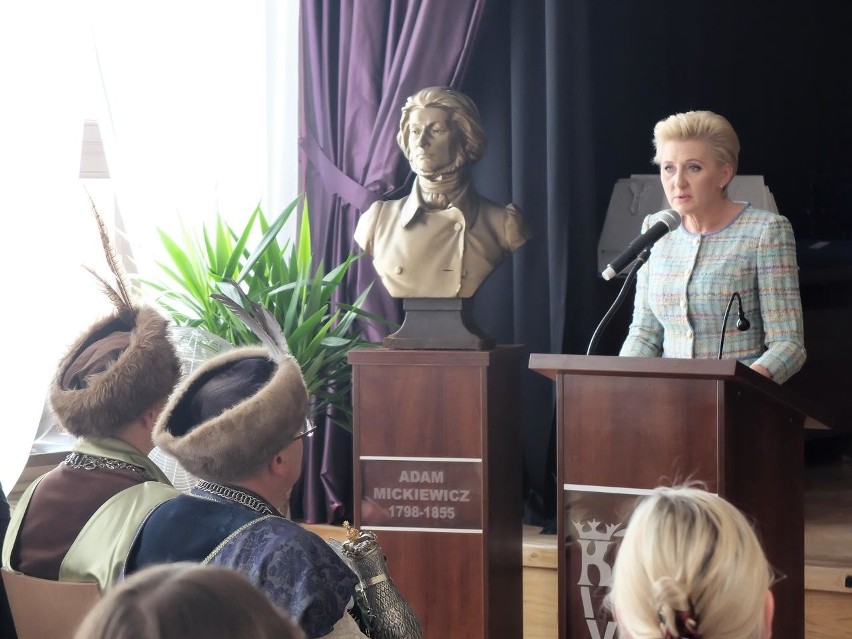 Agata Kornhauser-Duda, żona prezydenta RP uczestniczyła w gali rozdania dyplomów DSD II w VI Liceum Ogólnokształcącym w Krakowie