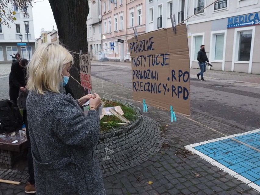 W sobotnie popołudnie na placu przed Bałtyckim Teatrem...