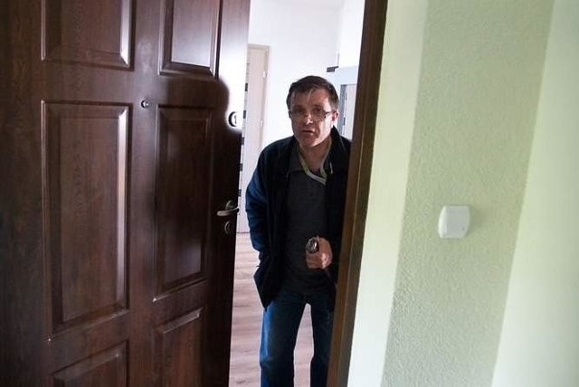 Krzysztof Wiórko pokazuje jak łatwo włamać się do mieszkania.