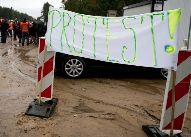 Budowlańcy zablokowali rondo w środę rano. Zamierzają powtórzyć blokadę w czwartkowy poranek.