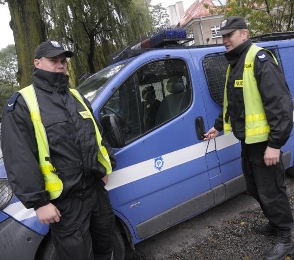 Policjanci Wojciech Grądowy (z lewej) oraz Aleksander Rawski patrolowali w ubiegłym roku ulice Opola. Wiele wskazuje na to, że niebawem mundurowych będziemy oglądać znacznie częściej.