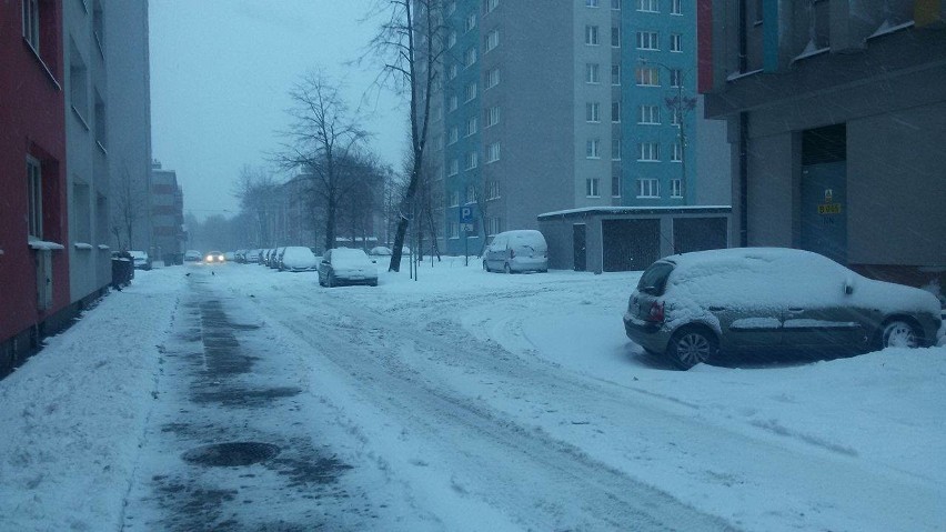 Atak zimy w Bytomiu. Chodniki zasypane, na drogach różnie