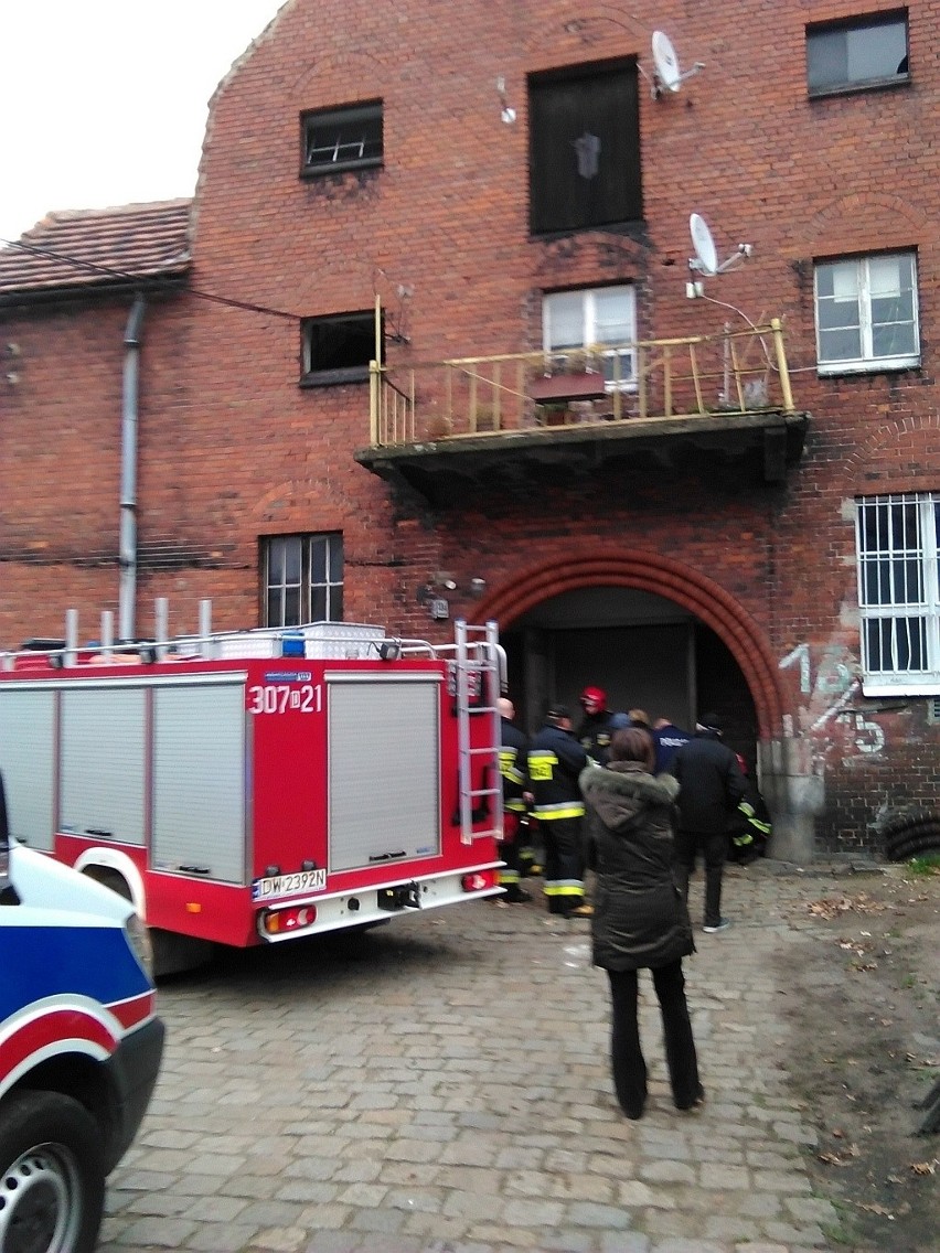 Wrocław: Pożar w kamienicy w pobliżu pl. Grunwaldzkiego (ZDJĘCIA)