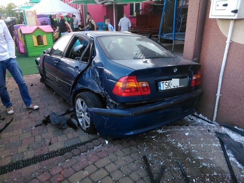 Wypadek w Skarżysku. BMW przebiło ogrodzenie i uderzyło w budynek!