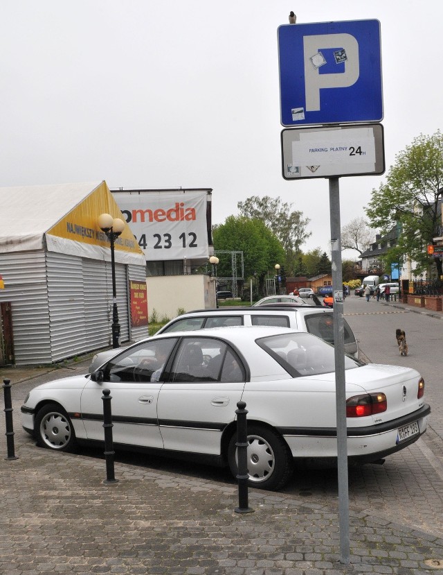 Na razie za postój na parkingu przy ul. Nadbrzeżnej, od którego do morza dzieli raptem kilkanaście metrów, opłaty inkasenci zbierają tylko w weekendy. Ale to się może zmienić w każdej chwili, bo decyzja należy do dzierżawcy.