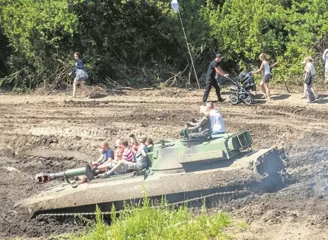 Jedną z największych atrakcji zlotu militarnego w Darłowie są przejażdżki wojskowym sprzętem.